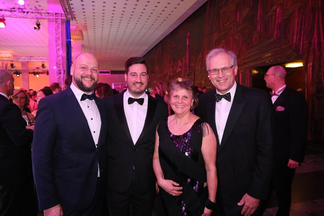 Bezirkstagspräsident Richard Bartsch (r.) und Ehefrau Sybille mit Sven Heublein (2.v.l.) und Tim Bruening. | Foto: bayernpress / John R. Braun