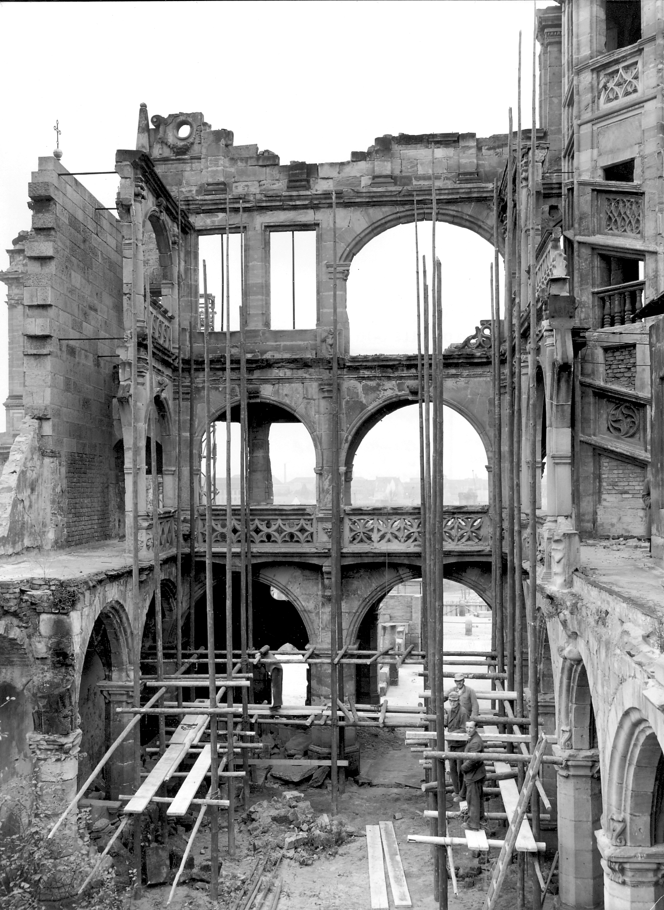 Die teilweise von Mayer abgebrochene Rückfassade des Pellerhofes. Bild aus dem Jahr 1955.