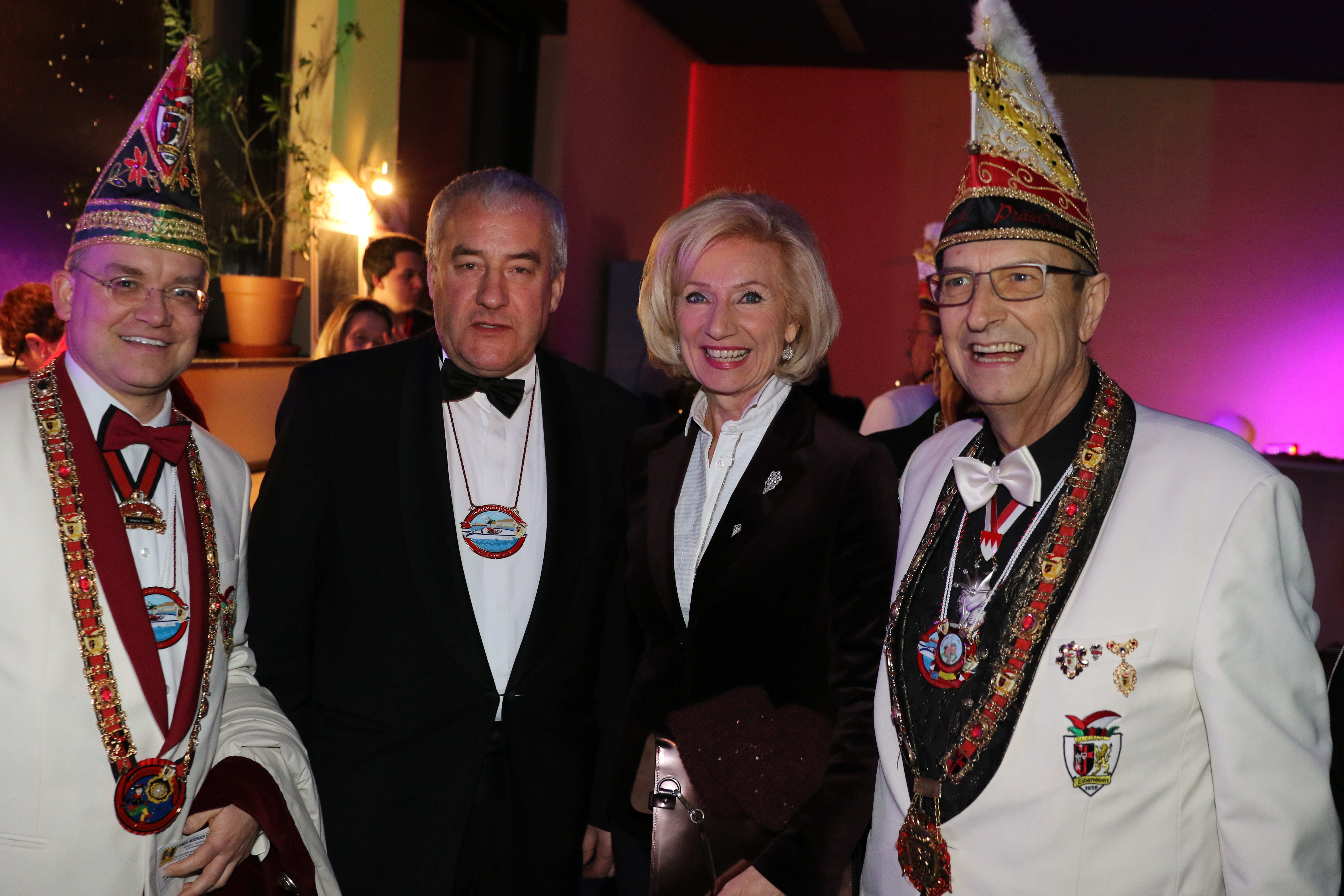 Gala-Prunksitzung mit Verleihung der Eibanesen-Perle im Gesellschaftshaus Gartenstadt mit Staatsminister Dr. Ludwig Spaenle (2.v.l.), Stadtrat Sebastian Brehm (l.), Kulturreferentin Prof. Dr. Julia Lehner und Eibanesen-Präsident Helmut Schiffermüller (r.).