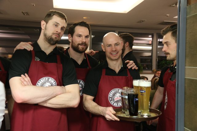 Colten Teubert, Brandon Segal, Steven Reinprecht, Patrick Buzas (v.l.) am Getränkeausschank. | Foto: John R. Braun