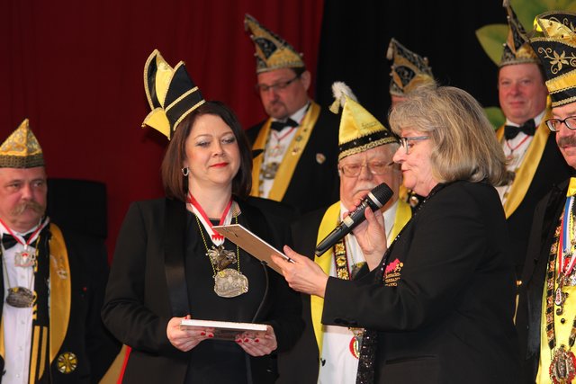 Die Jugendleiterin und Trainerin der Dresdensia Sandra Schulz bekommt den silbernen Till von Franken von der Präsidentin des Fastnachtsverbandes Mittelfranken Uschi Klein (r.). | Foto: KG Dresdensia e.V. Nürnberg
