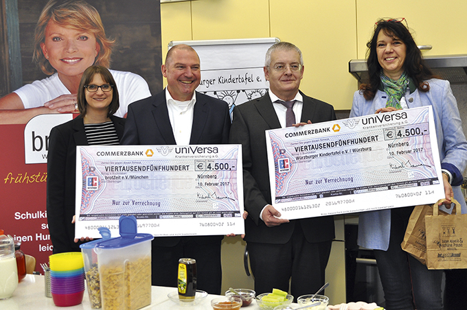 Spende für einen guten Zweck (v.l.): Manuela Ehrenfort (Projektkoordinatorin Mittelfranken brotZeit), Hans-Jürgen Engler (Geschäftsführer brotZeit), Michael Baulig (Vorstandssprecher uniVersa) und
Ute Kremen (Vorstand und Mitbegründerin der Würzburger Kindertafel).