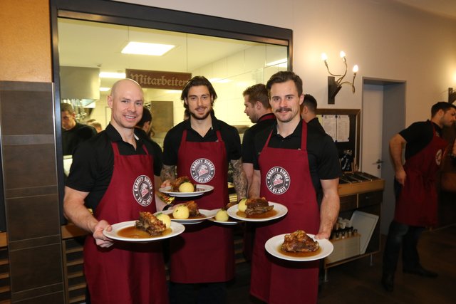 Steven Reinprecht, Jesse Blacker, Patrick Buzas (v.l.) servierten frische Schäufele mit Kloß. | Foto: John R. Braun