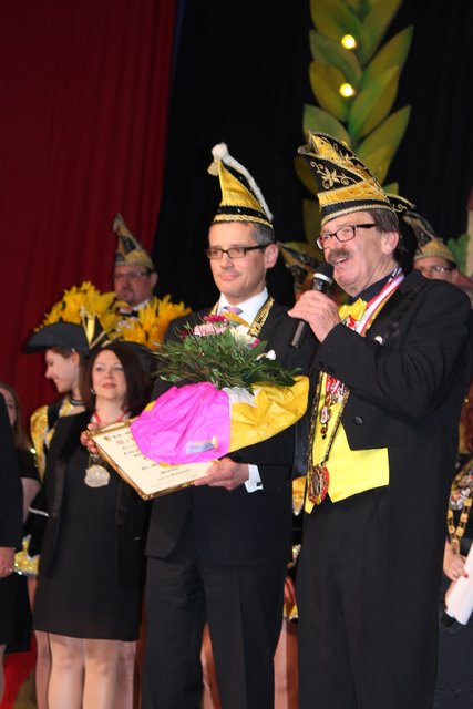 Nach der Amtseinsetzung überreichte Präsident Noack noch einen Blumengruß für die Ehefrau von Dr. Michael Fraas (l.). | Foto: KG Dresdensia e.V. Nürnberg