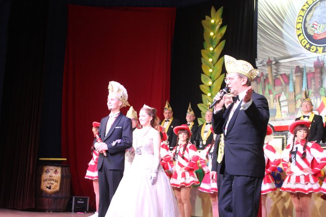 Zu Gast bei der Prunksitzung der Dresdensia: das Nürnberger Prinzenpaar mit Karlheinz Walter (r.) vom Festausschuss Nürnberger Fastnacht. | Foto: KG Dresdensia e.V. Nürnberg