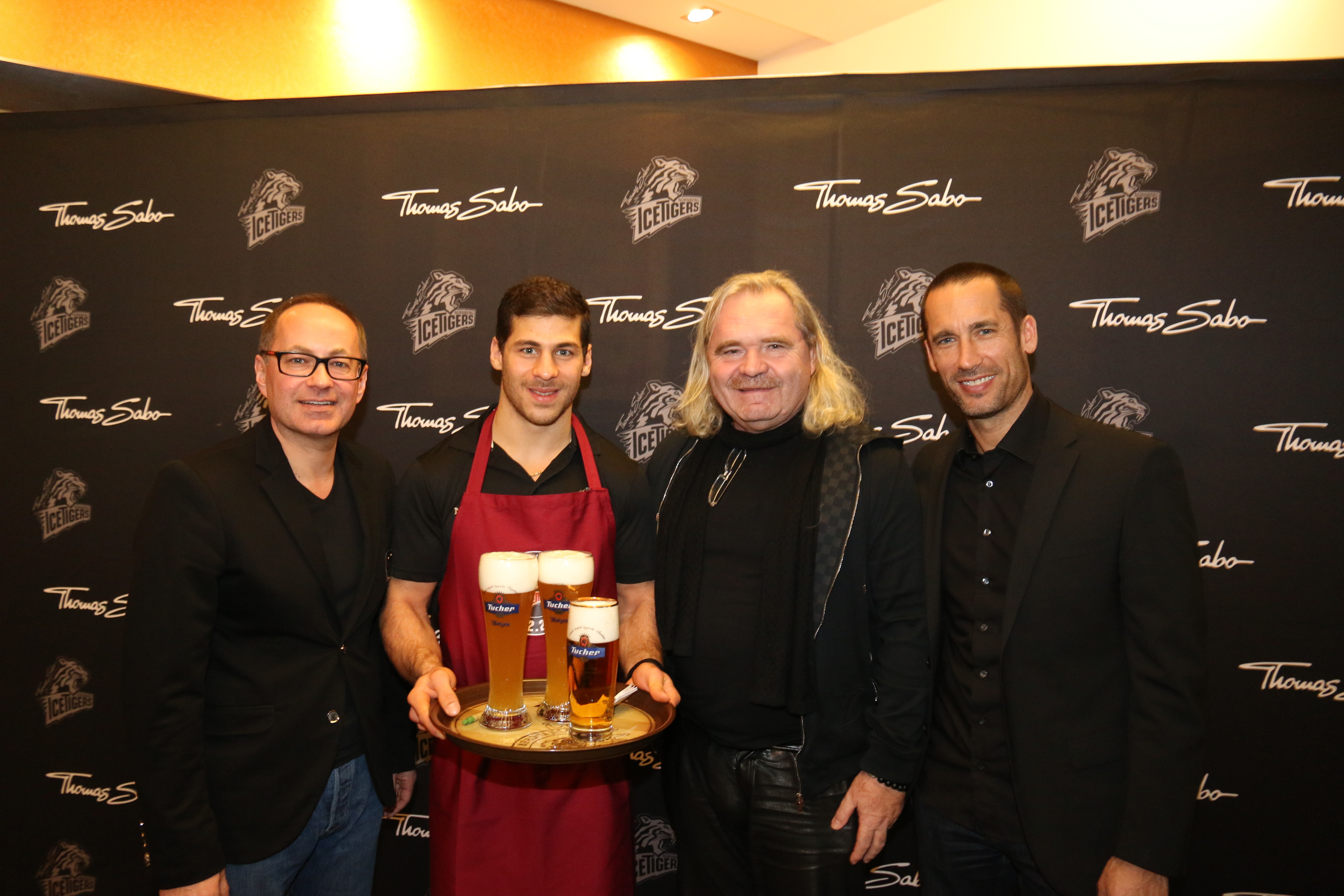 Tucher Marketing-Direktor Kai Eschenbacher (l.), Ice Tigers Geschäftsführer Christoph Sandner (r.) und Unternehmer Thomas Sabo (2.v.r.) wünschen den geladenen Fans gemeinsam mit Nationalspieler Yasin Ehliz einen unterhaltsamen Abend.