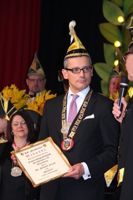 Senator Dr. Michael Fraas mit Urkunde, Amtskette und Senatorenmütze. | Foto: KG Dresdensia e.V. Nürnberg
