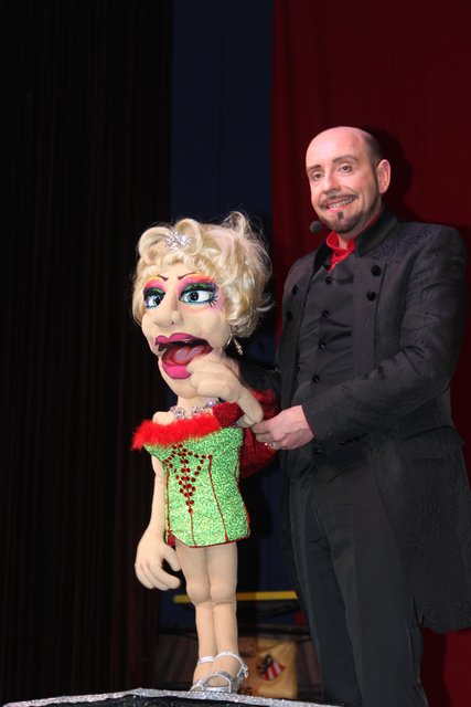 Bauchredner Markus Geuß mit ,,Erna von Glitter" aus den Niederlanden. | Foto: KG Dresdensia e.V. Nürnberg