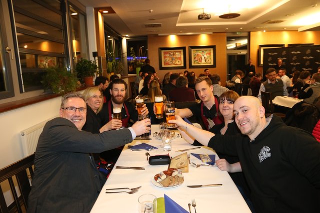 Ice Tigers Torhüter Andreas Jenike (3.v.r.) und Brandon Prust (3.v.l.) stoßen mit den Fans auf ein gelungenes Benefiz-Dinner an. | Foto: John R. Braun