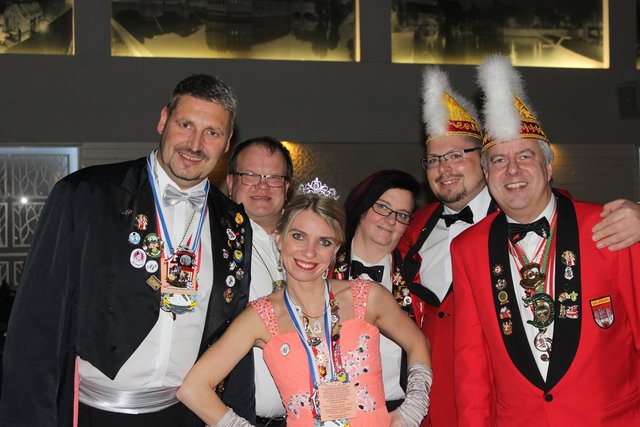 Fastnachtsgilde mit Prinzenpaar und Präsident Heinz Spörl (r.). | Foto: KG Dresdensia e.V. Nürnberg