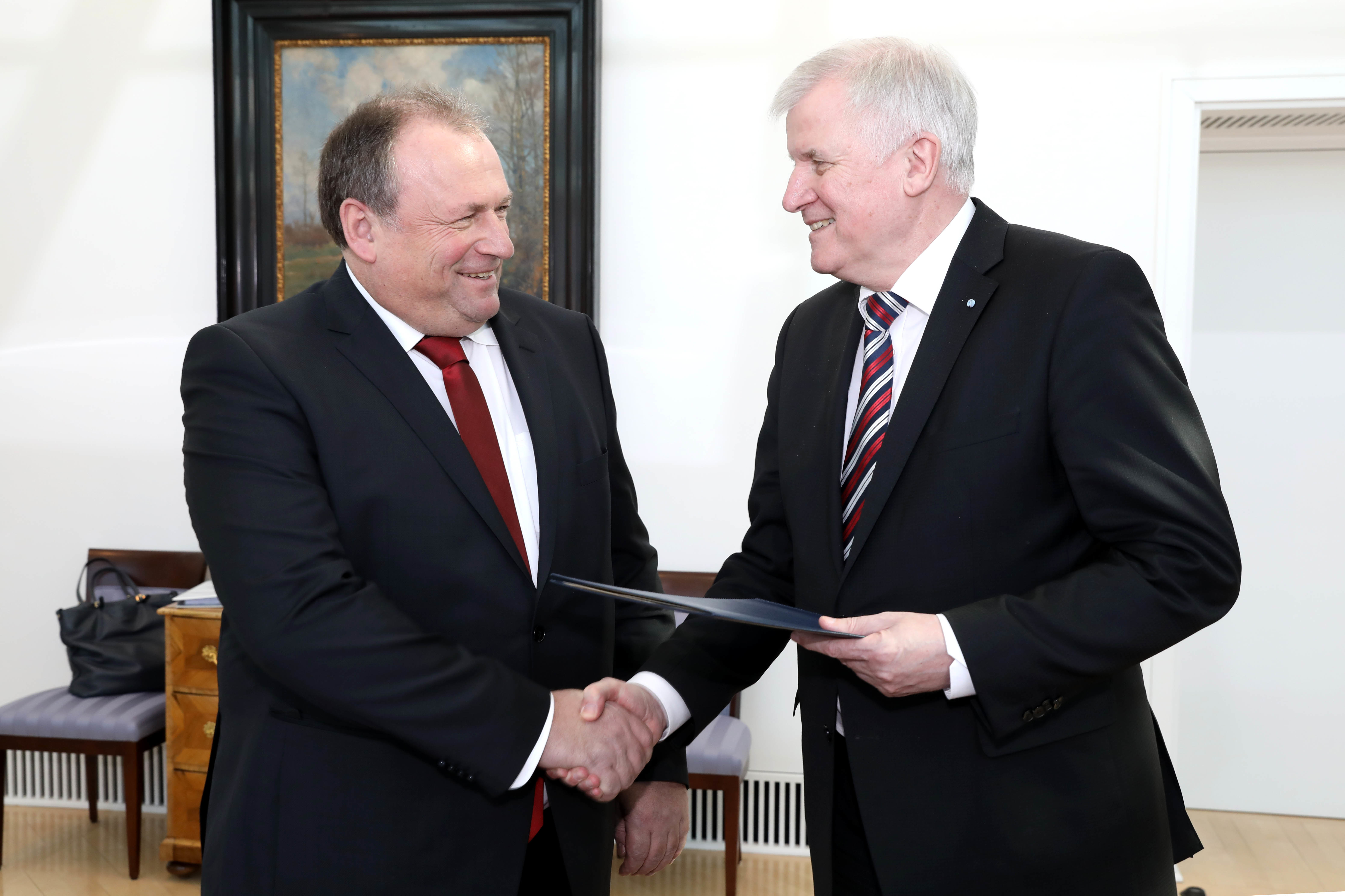 MdL Walter Nussel (l.) mit Ministerpräsident Horst Seehofer bei seiner Ernennung zum Beauftragten der Bayerischen Staatsregierung für Bürokratieabbau.