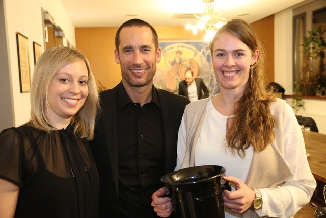 Ice Tigers Geschäftsführer Christoph Sandner mit den Ice Tigers-Mädels Sandra (l.) und Julia. | Foto: John R. Braun
