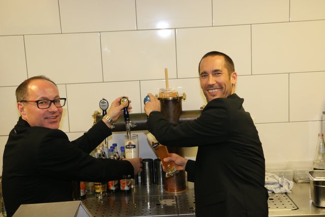 Ice Tigers Geschäftsführer Christoph Sandner (r.) und Tucher Marketing-Direktor Kai Eschenbacher zapften frische Biere... | Foto: John R. Braun
