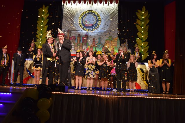 Verleihung des Goldenen Till von Franken in Anerkennung seiner Verdienste um die fränkische Fastnacht an Reiner Noack (Präsident Dresdensia, l.) durch Marco Anderle, Vizepräsident Fastnachtsverband Franken. | Foto: KG Dresdensia e.V. Nürnberg