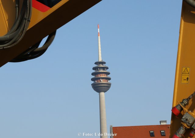 Neues Baugebiet an der Prager Strasse in Sichtweite des Fernsehturmes - der Bagger kann seine Arbeit beginnen. | Foto: Udo Dreier
