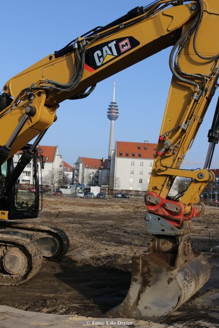 Neues Baugebiet an der Prager Strasse in Sichtweite des Fernsehturmes - der Bagger kann seine Arbeit beginnen. | Foto: Udo Dreier