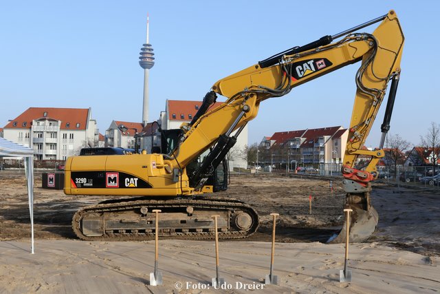 Bagger für den Start des Bauprojektes an der Prager Starsse steht bereit. | Foto: Udo Dreier