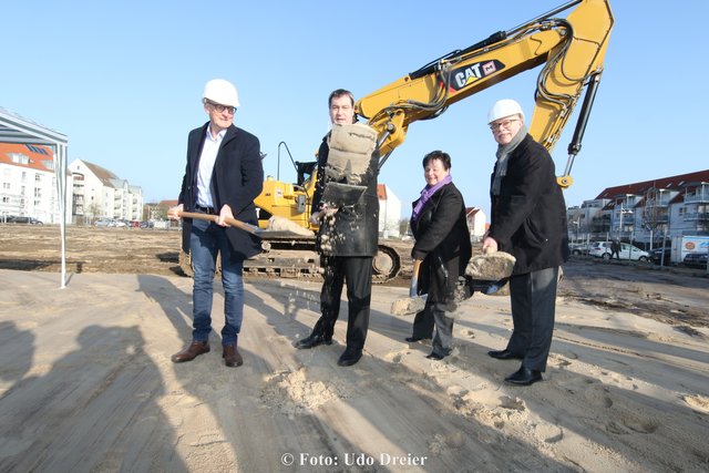 Beim Spatenstich an der Prager Strasse: v.l. Architekt Maximilian Maier, Finanzminister Dr. Markus Söder, 1.Vorsitzende der Bürgervereins Gabriele Lay und Prokurist Martin Hopes vom  Siedlungswerk Nürnberg   Foto: Udo Dreier / bayernpress.de - 17.02.2017 - Nürnberg -  SW Nuernberg - Söder: 116 neue Wohnungen für NürnbergSpatenstich Prager Straße 11 // Bezahlbarer Wohnraum für breite Bevölkerungsschichten in zentraler Lage - Das Siedlungswerk Nürnberg errichtet eine neue Mietwohnanlage mit 116 Wohnei