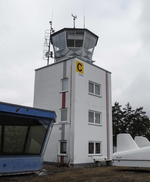 Tower auf dem Flugplatz Feuerstein. | Foto: Nicole Fuchsbauer