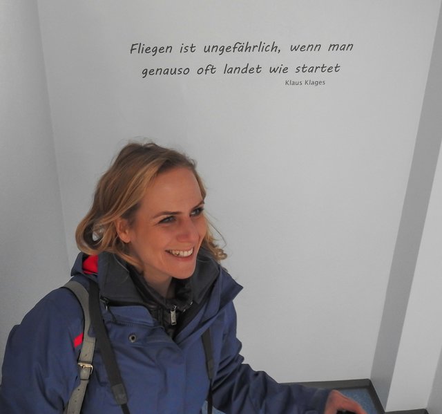 Airport-Pressesprecherin Stefanie Schmidts entdeckt den Spruch des Tages. | Foto: Nicole Fuchsbauer
