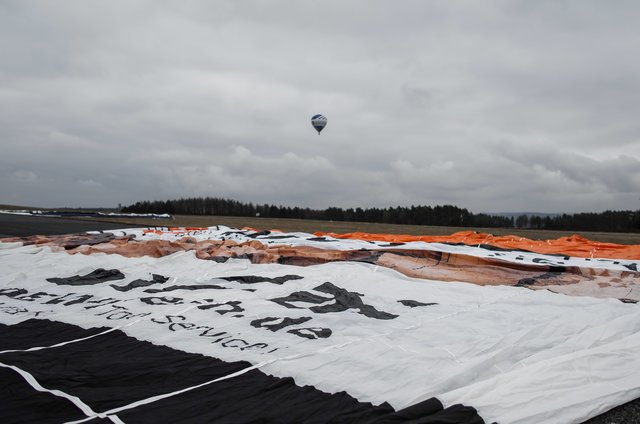 Aufbau vor dem Start. Der Ballon des Albrecht-Dürer-Airports ist schon in der Luft. | Foto: Nicole Fuchsbauer