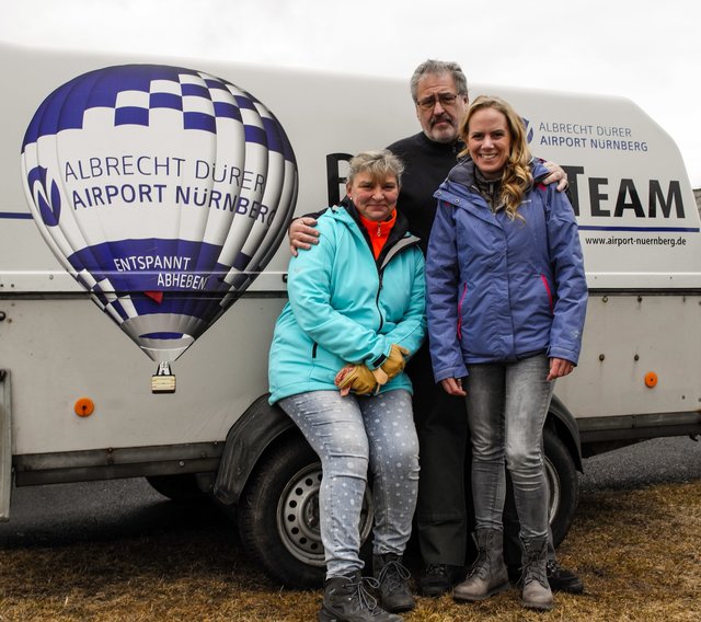 Nachdem der Start am Albrecht-Dürer-Airport abgesagt werden musste, kam Airport-Pressesprecherin Stefanie Schmidts (r.) nach Feuerstein, um mit Pilot Joga und Christine Mohr (Fankenballon e.V.) im ersten Ballon zu starten. | Foto: Nicole Fuchsbauer