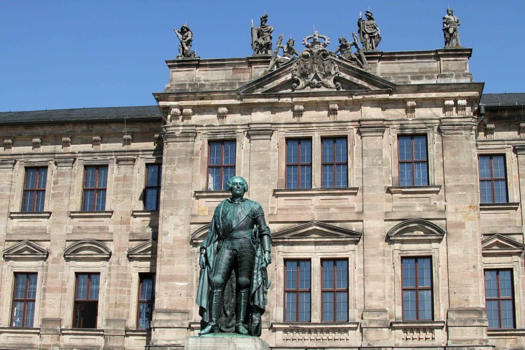 Der Haushaltsausschuss des Bayerischen Landtags hat im Dezember 2016 die 5. Teilbaumaßnahme für Sanierungsarbeiten des Gebäudes der Gruppe Chemie der Friedrich-Alexander-Universität Erlangen-Nürnberg mit Kosten in Höhe von 14,4 Millionen Euro gebilligt. Das Gebäude der Gruppe Chemie befindet sich auf dem Areal der Technischen Fakultät auf dem Erlanger Südgelände.