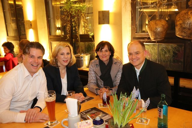Südwestpark-Geschäftsführer Daniel Pfaller (l.) und Ehefrau Monika (2.v.l.) mit Sebastian Brehm und Barbara Hauerstein. | Foto: © John R. Braun