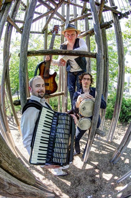 Die Global Shtetl Band (Foto) steht gemeinsam mit dem Kolumbianer Gustavo Mendoza am Freitag, 10. März (22 Uhr), auf der Bühne im Kulturforum Fürth. | Foto: Manfred Schaller