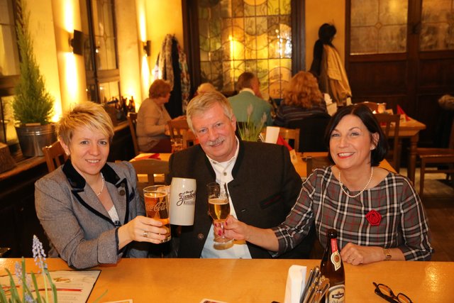 Simone Leuchauer (l.), Höffner-Hausleiterin, und Paul Schneeberger, Leiter Öffentlichkeitsarbeit AFAG, mit Ehefrau Ruth. | Foto: © John R. Braun
