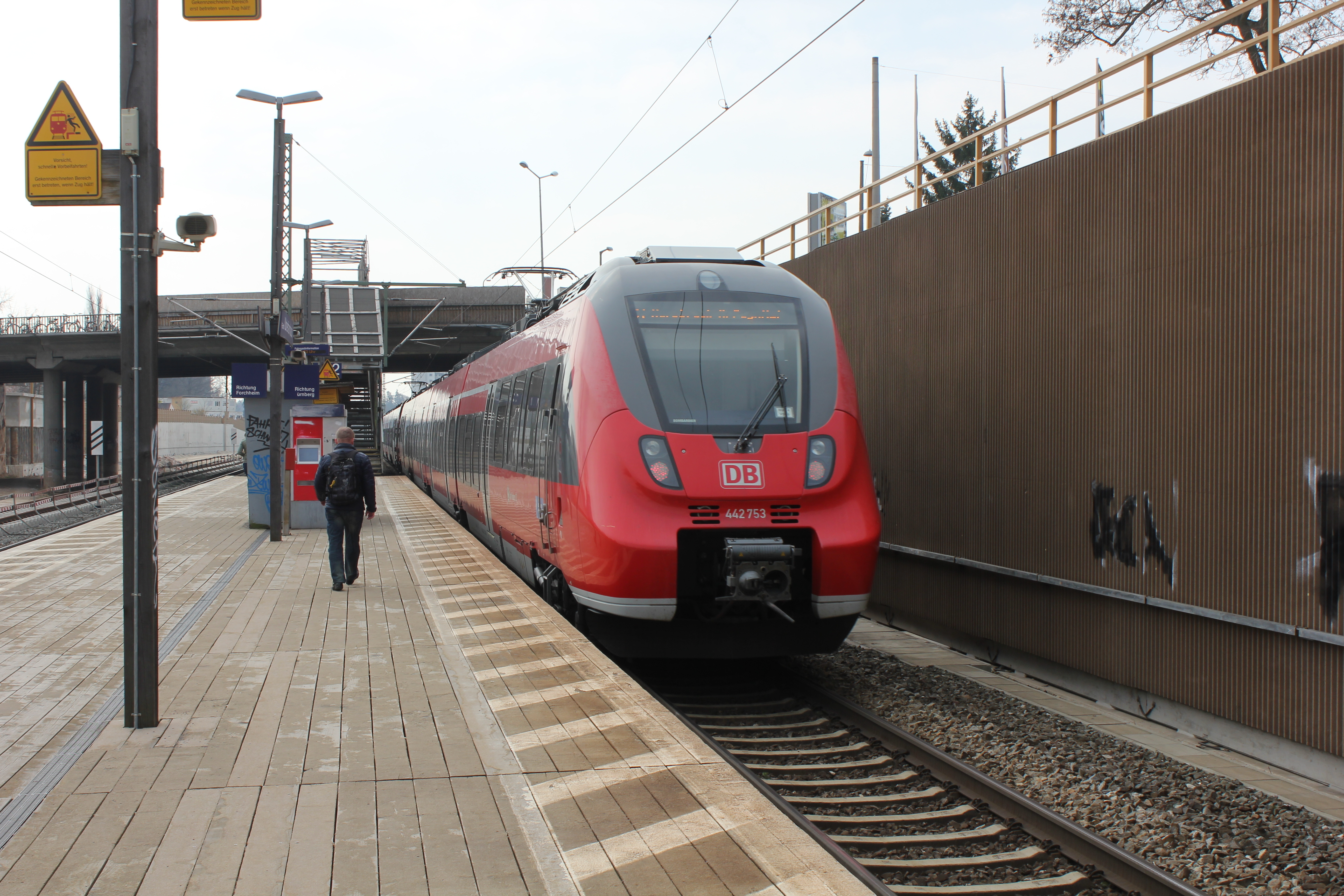 Ob die S-Bahn zwischen Fürth und Erlangen - hier am Haltepunkt Unterfarrnbach - weiter auf der von der Stadt favorisierten Bestandsstrecke fährt, soll sich in diesem Jahr entscheiden. Foto: Ebersberger