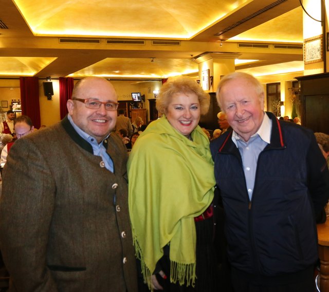 Landtagsabgeordnete Petra Guttenberger mit Lebensgefährten Thomas Blösel (l.), ECO-Medizintechnik, und Hermann Förster. | Foto: © John R. Braun