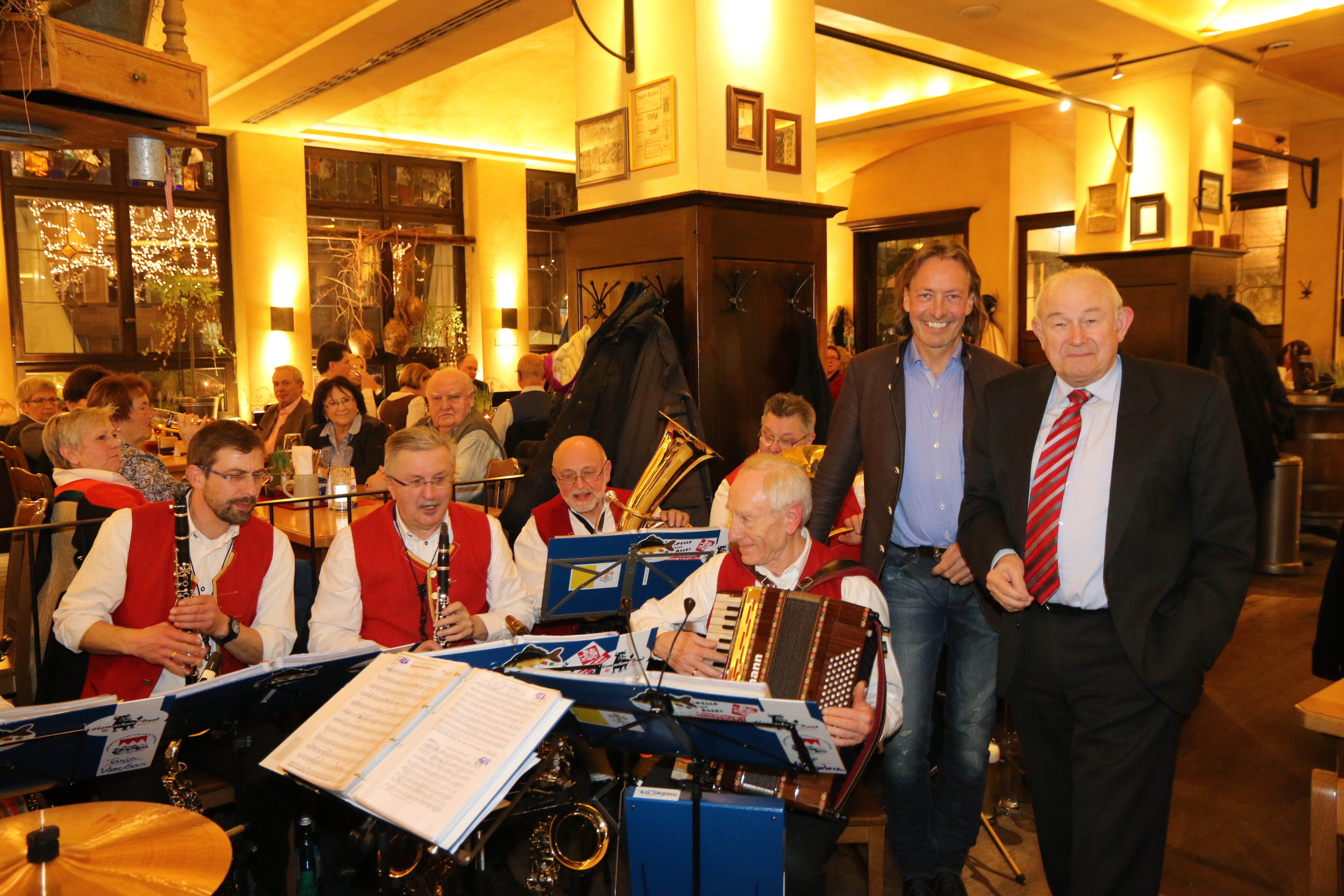 Bratwurst Röslein-Wirt Thomas Förster (2.v.r.) begrüßt Ministerpräsident a.D. Dr. Günther Beckstein.