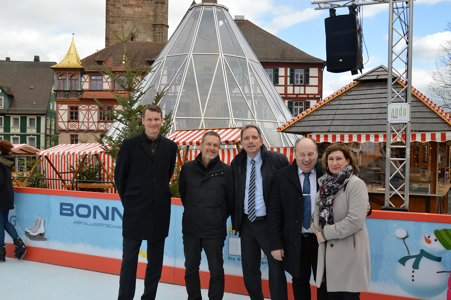 Eine positive Bilanz der EisArena zogen (von links) Oberbürgermeister Matthias Thürauf, Klaus Bonn (Geschäftsführer K. Bonn Abfallwirtschafts GmbH & Co. KG), Dr. Carsten Krauß (Vorstandsvorsitzender Raiffeisenbank Roth-Schwabach eG), Michael Christoph (Geschäftsleitung Audi Feser, Schwabach) und Projektleiterin Sandra Hoffmann-Rivero.