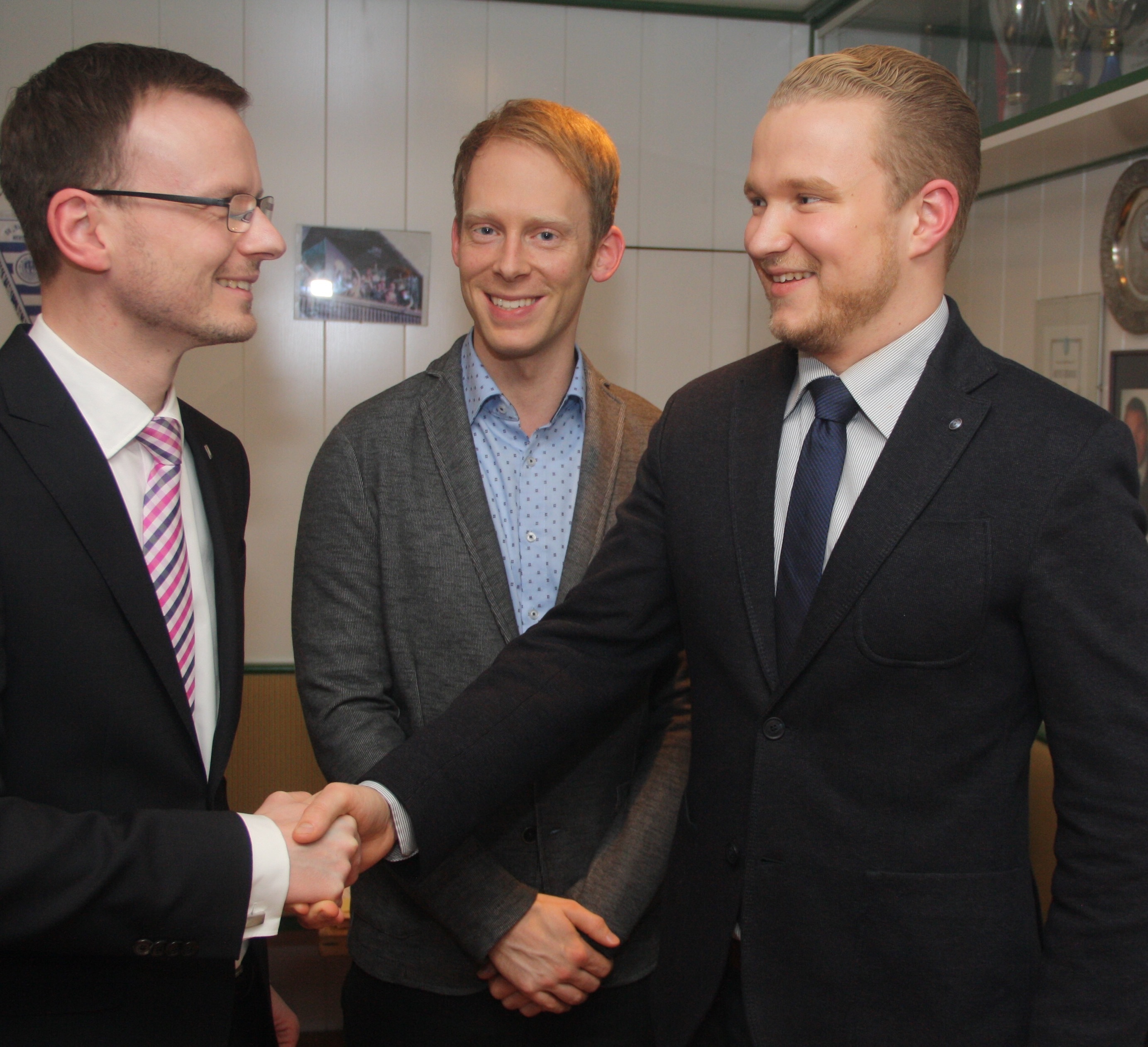 Bayerns jüngster CSU-Ortsvorsitzender Theo Deinlein (r.) freut sich über sein einstimmiges Wahlergebnis. CSU-Kreisvorsitzender Peter Daniel Forster (l.) und Deinleins Vorgänger Rau gratulieren.