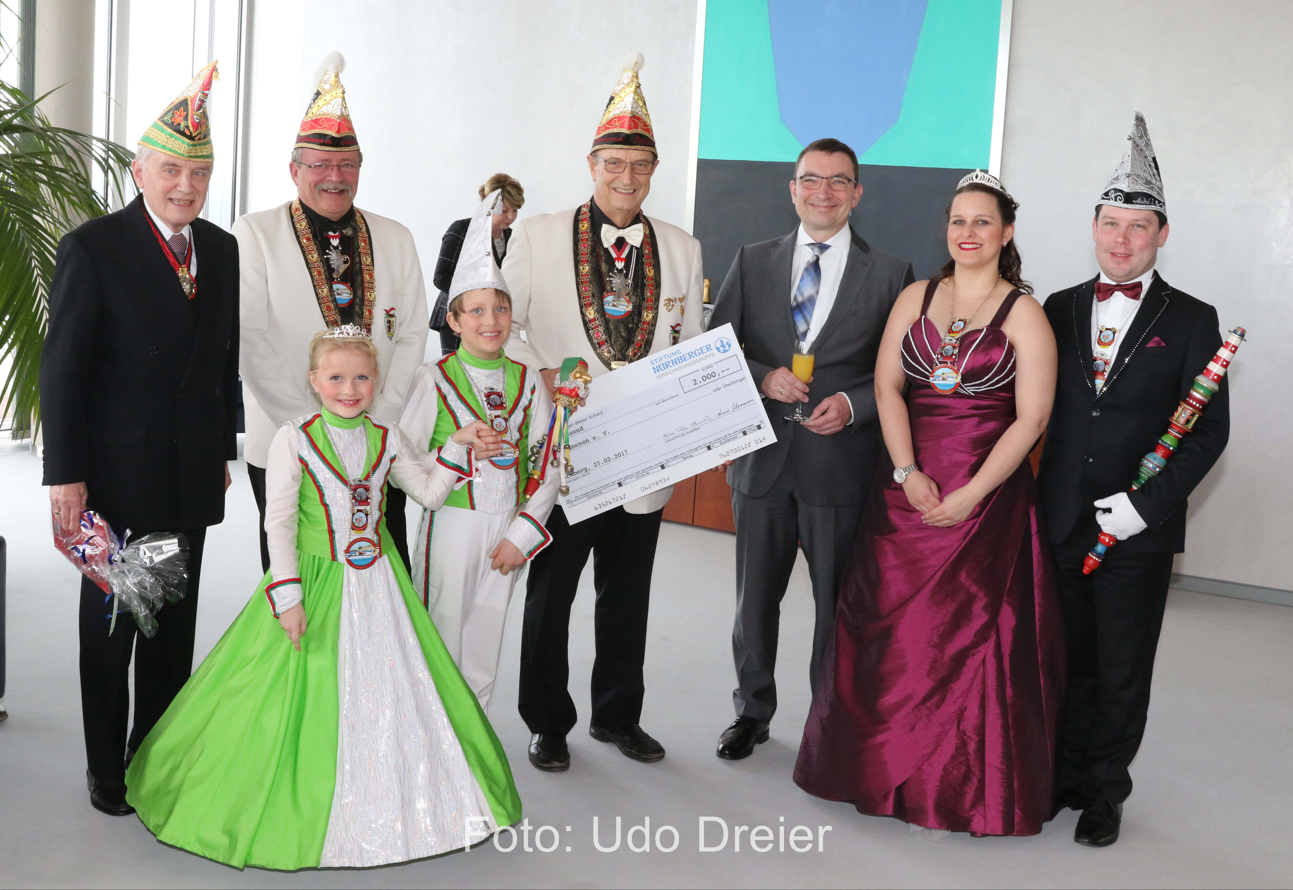 Nach der Spendenübergabe (v.l.) Ehren-Aufsichtsratsvorsitzender Hans-Peter Schmidt, Vizepräsident Gerhard Heider, Präsident Helmut Schiffermüller, davor Kinderprinzessin Gina und Kinderprinz Lukas, Peter Meier, Mitglied des Vorstandes, Prinzessin Andrea II und Prinz André I