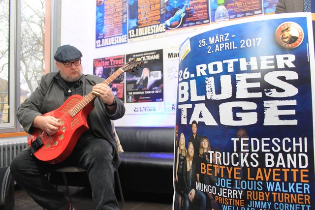 Der fränkische Bluesmusiker und Fotograf Peter Hümmer war schon bei den ersten Bluestagen mit an Bord. In diesem Jahr präsentiert er auch seine Fotoausstellung "Wo geht's denn hier zum Blues?" Foto: Ebersberger