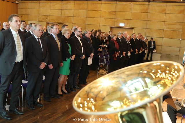 Zahlreiche Ehrengäste kamen zum Festakt in die Fürther Stadthalle - darunter auch Fürths Bürgermeister Markus Braun (li.) | Foto: Udo Dreier/bayernpress