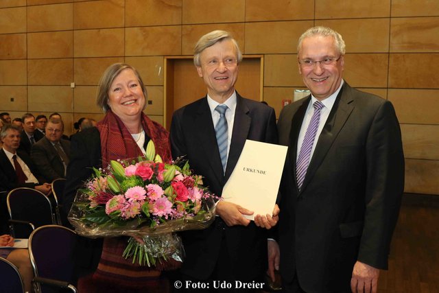 Amtswechsel im Landesamt für Statistik in Fürth. Innenminister Joachim Herrmann (r.) gibt dem neuen Präsidenten Dr. Thomas Gößl die besten Wünsche für sein neues Amt mit auf den Weg. Suzanne Gößl freut sich mit ihrem Ehemann. | Foto: Udo Dreier/bayernpress