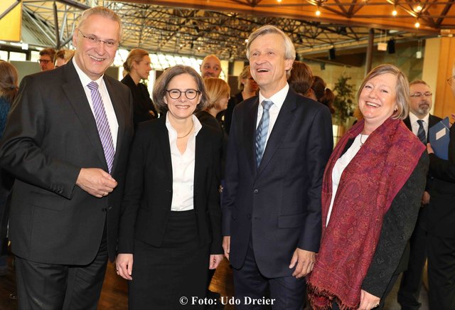 Bayerns Innenminister Joachim Herrmann mit der scheidenden Präsidentin des Landesamtes für Statistik Marion Frisch und deren Nachfolger Dr. Thomas Gößl mit Ehefrau Suzanne (v.li.n.re.). | Foto: Udo Dreier/bayernpress
