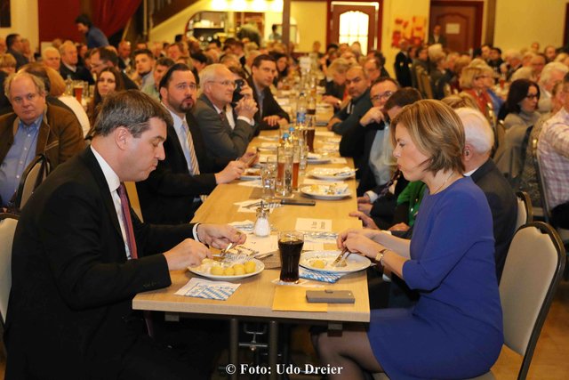 Markus Söder und Julia Klöckner beim Fischessen. | Foto: Udo Dreier