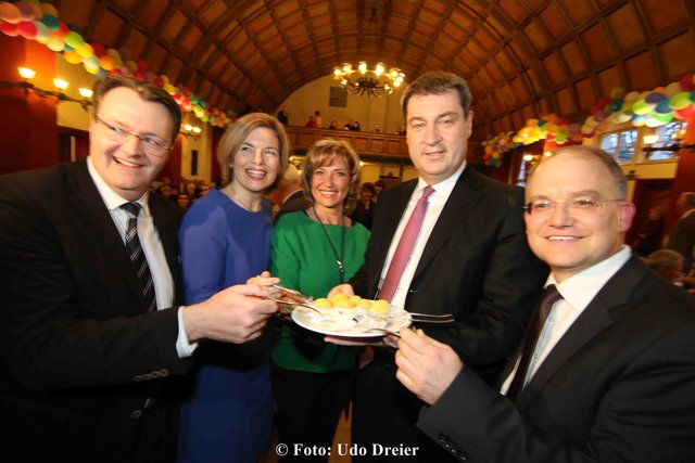 MdB Michael Frieser, Gastrednerin Julia Klöckner, MdB Dagmar Wöhrl, Staatsminister Markus Söder und Stadtrat Sebastian Brehm beim Matjes-Test (v.l.). | Foto: Udo Dreier