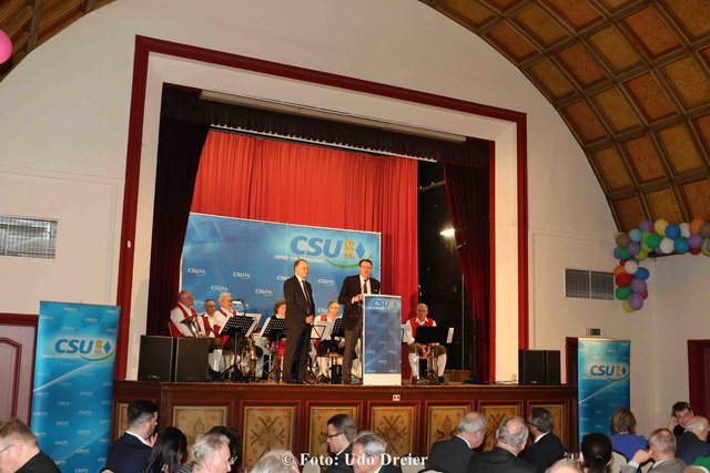 Wahlkampfauftakt für Sebastian Brehm und Michael Frieser  beim traditionellen Fischessen. | Foto: Udo Dreier