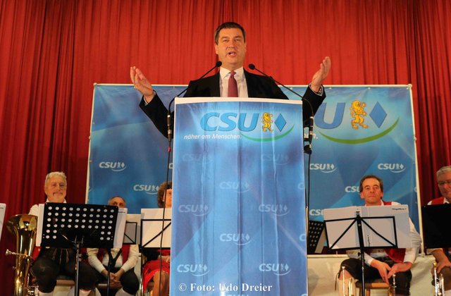 Dr. Markus Söder beim traditionellen Fischessen in Nürnberg. | Foto: Udo Dreier