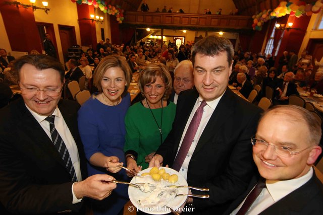 MdB Michael Frieser, Gastrednerin Julia Klöckner, MdB Dagmar Wöhrl, Staatsminister Markus Söder und Stadtrat Sebastian Brehm beim Matjes-Test (v.l.). | Foto: Udo Dreier