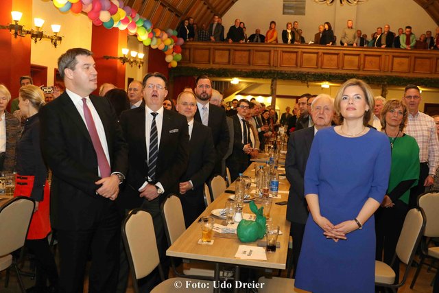 Auch gesanglich gab die CSU zusammen mit Julia Klöckner ihr Bestes. | Foto: Udo Dreier