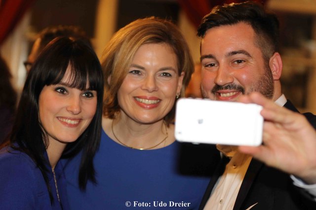 Gastrednerin Julia Klöckner(Mitte) beim Selfie mit Tanja Sterian und Sven Heublein. | Foto: Udo Dreier