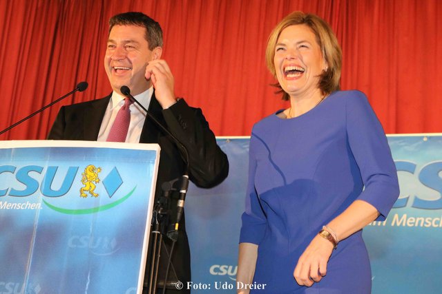Gutgelaunt die Keule ausgepackt: Dr. Markus Söder und Julia Klöckner bei der traditionellen Fastenpredigt. | Foto: Udo Dreier