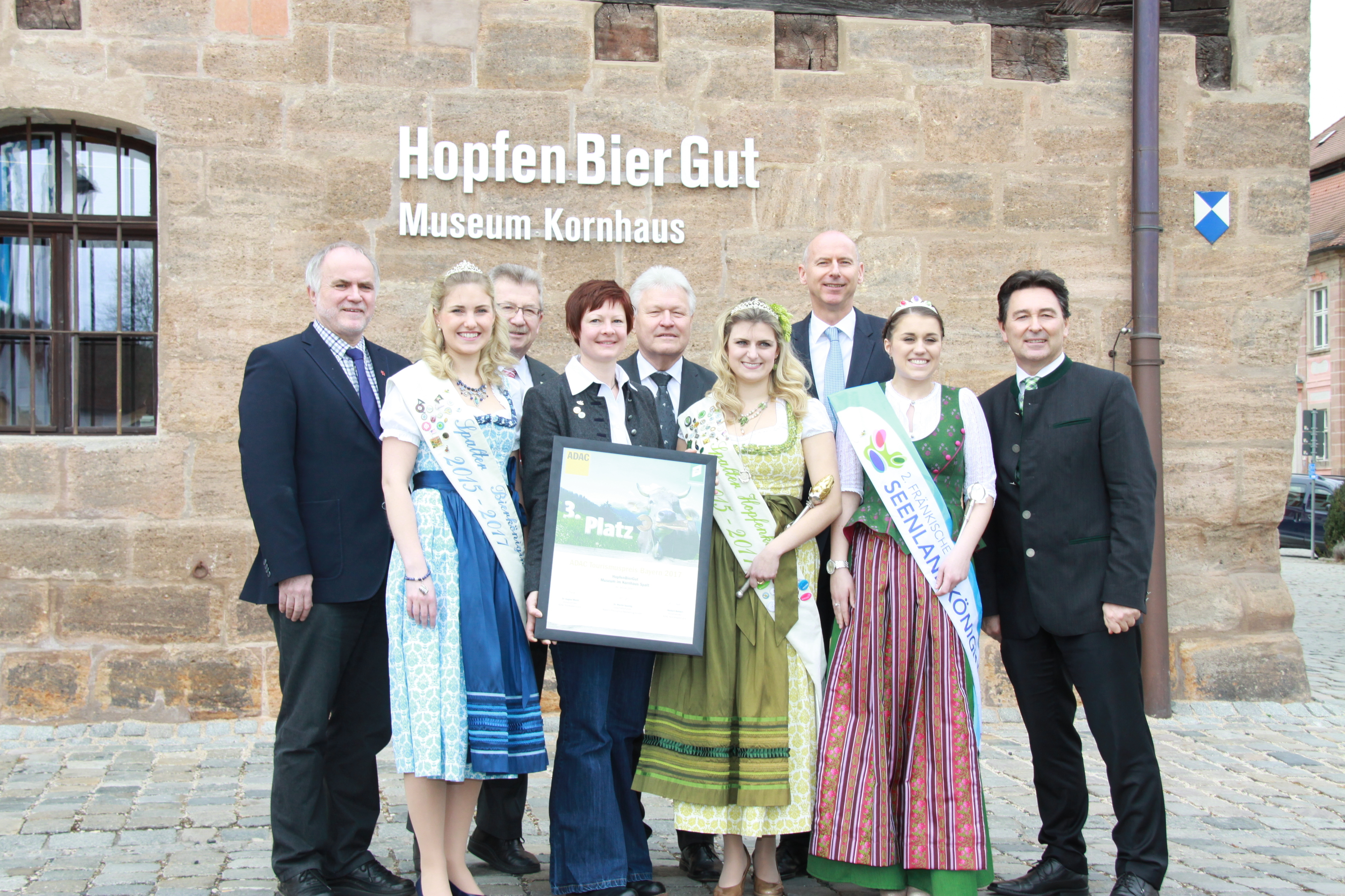 Bei der Überreichung der Urkunde (v.l.) Herbert Eckstein, Gerhard Wägemann (Landrat Landkreis Weißenburg-Gunzenhausen), Herbert Behlert, Dr. Martin Spantig, Udo Weingart zusammen mit Sabrina Müller, der Spalter Bierkönigin, der Spalter Hopfenkönigin und der Fränkischen Seenlandkönigin.