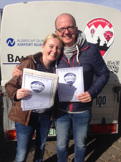 Begeistert von der Ballonfahrt: Gewinner Michael Brunner und Ehefrau Janine. | Foto: oh/Frankenballon e.V.
